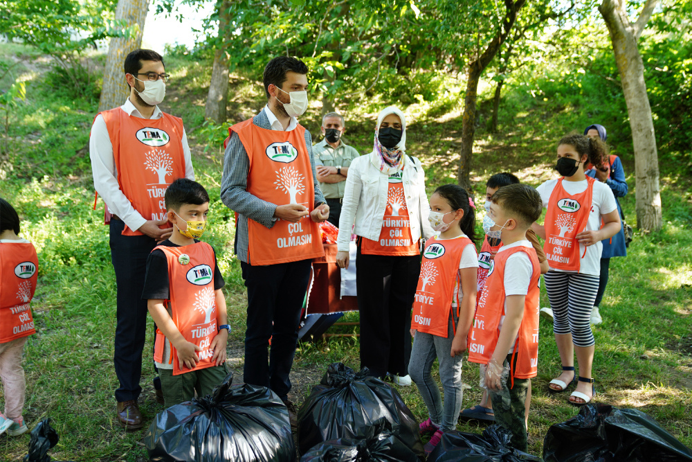 TEMA’dan Tarihi Boğazkesen Köprüsü Çevresinde Çöp Toplama Etkinliği