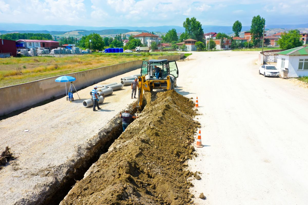 Altyapısı ve Üst Yapısıyla Caddelerimizi, Sokaklarımızı Yenilemeye Devam Ediyoruz.