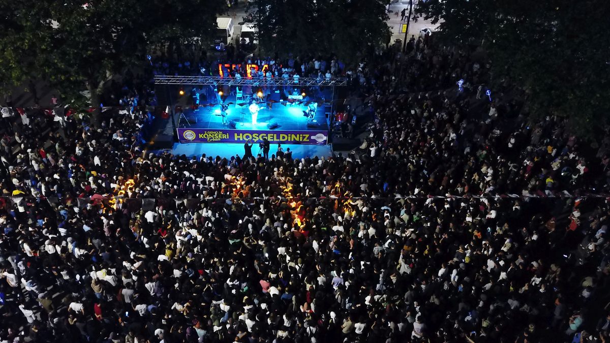 Erbaa Belediyesi Ferah Zeydan ile Turgay Saka’nın katılımıyla Gençlik Konseri düzenledi.