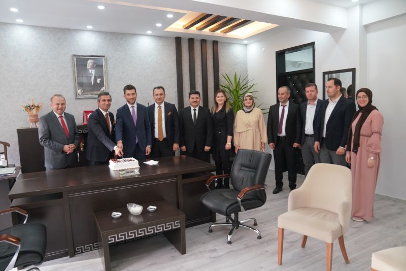 24 Kasım Öğretmenler Günü Münasebetiyle Öğretmenlerimize Pasta İkramında Bulunup Çiçek Takdim Ettik.