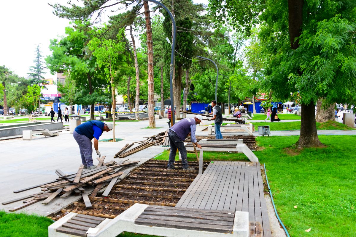 Cumhuriyet Meydanında tahrip olmuş ve işlevini yitirmiş alanlarında bakım ve onarım çalışmalarını sürdürüyor.