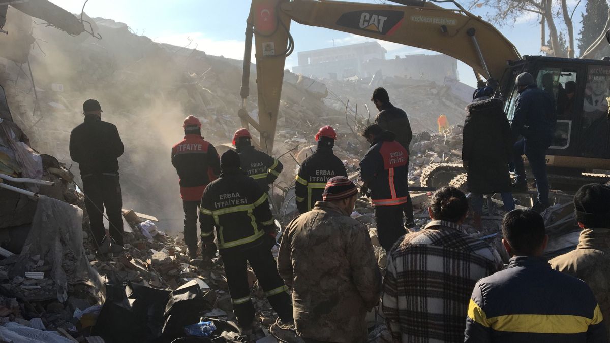 İtfaiye Ekiplerimiz 62 Yaşındaki Kadını Enkazdan Canlı Olarak Çıkartmayı Başardı.